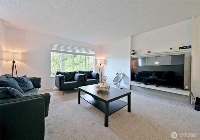 Photo 3 of Single family home for sale at 1012 E Laurel St, Kent, WA 98030 | MLS# NWM2582563 | Listing updated on 2026-09-29