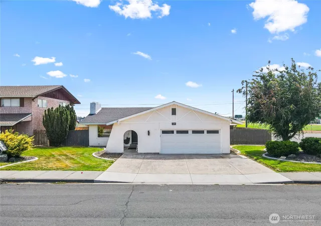 Single family home for sale at 1200 E Ash St, Othello, WA 99344 | MLS# NWM2582642