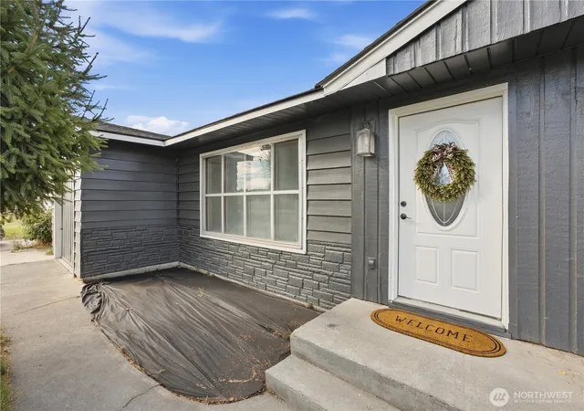Photo 2 of Single family home for sale at 121 K St Sw, Quincy, WA 98848 | MLS# NWM2582664 | Listing updated on 2026-09-17