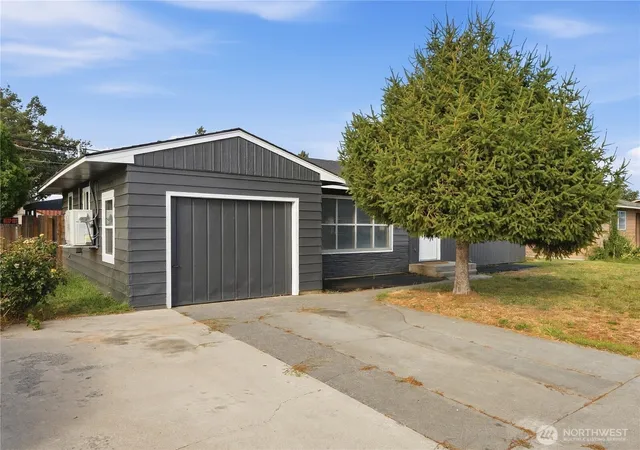 Photo 3 of Single family home for sale at 121 K St Sw, Quincy, WA 98848 | MLS# NWM2582664 | Listing updated on 2026-09-17