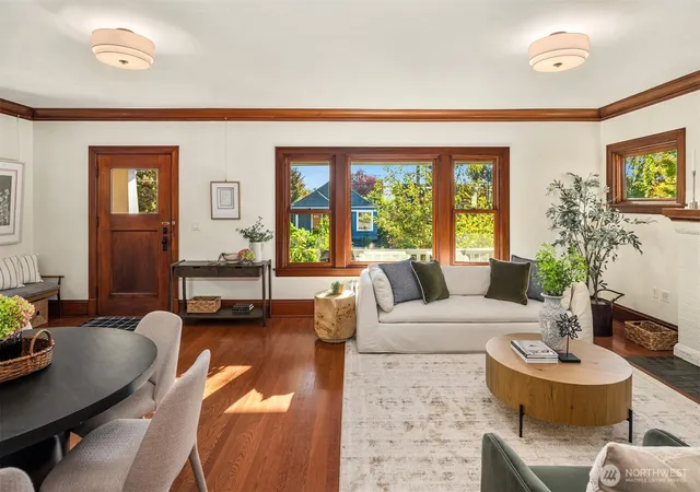 Photo 4 of Sale Pending at 3915 Sunnyside Ave N, Seattle, WA 98103 | MLS# NWM2582667 | Listing updated on 2026-09-22