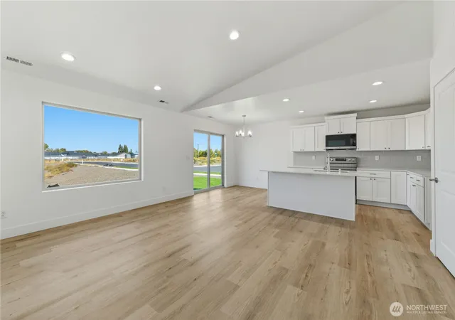 Photo 4 of Single family home for sale at 336 N Sandy Loop, Moses Lake, WA 98837 | MLS# NWM2582672 | Listing updated on 2026-09-27