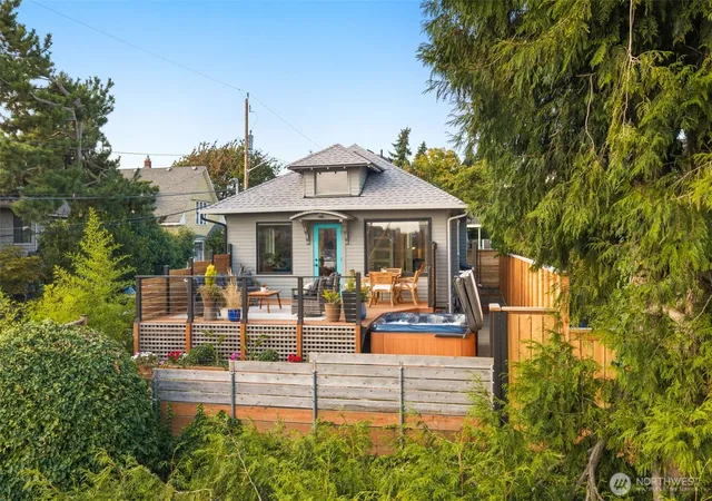 Photo 2 of Sale Pending at 3516 Carr Pl N, Seattle, WA 98103 | MLS# NWM2582673 | Listing updated on 2026-09-26