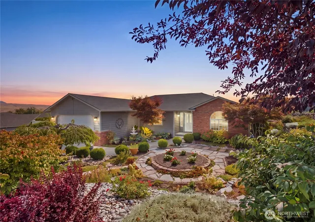 Photo 1 of Single family home for sale at 2304 Cyn Hills Dr, East Wenatchee, WA 98802 | MLS# NWM2582693 | Listing updated on 2026-09-27