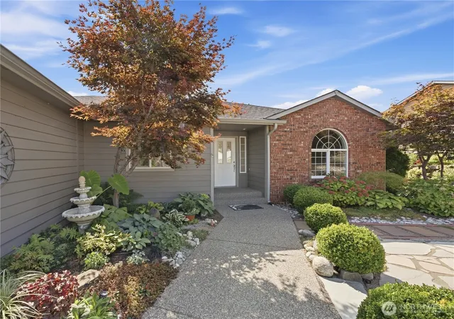Photo 2 of Single family home for sale at 2304 Cyn Hills Dr, East Wenatchee, WA 98802 | MLS# NWM2582693 | Listing updated on 2026-09-27