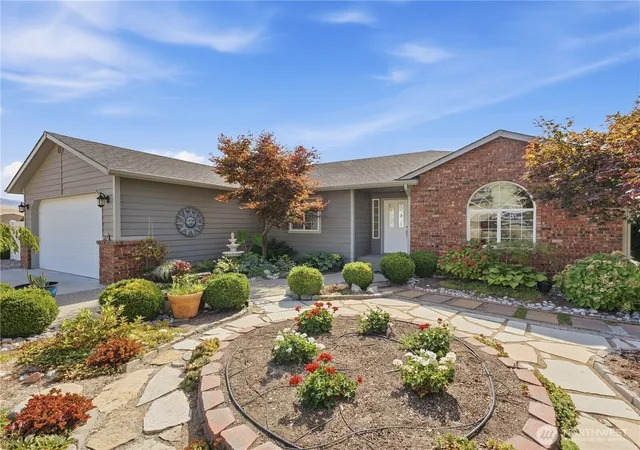 Photo 3 of Single family home for sale at 2304 Cyn Hills Dr, East Wenatchee, WA 98802 | MLS# NWM2582693 | Listing updated on 2026-09-27