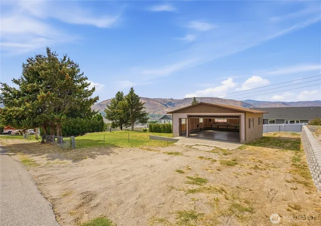 Photo 3 of Sale Pending at 830 S Nancy Ave, East Wenatchee, WA 98802 | MLS# NWM2582698 | Listing updated on 2026-09-25