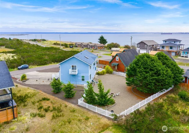 Photo 2 of Single family home for sale at 320 Marina Ct, Ocean Shores, WA 98569 | MLS# NWM2582740 | Listing updated on 2026-10-15