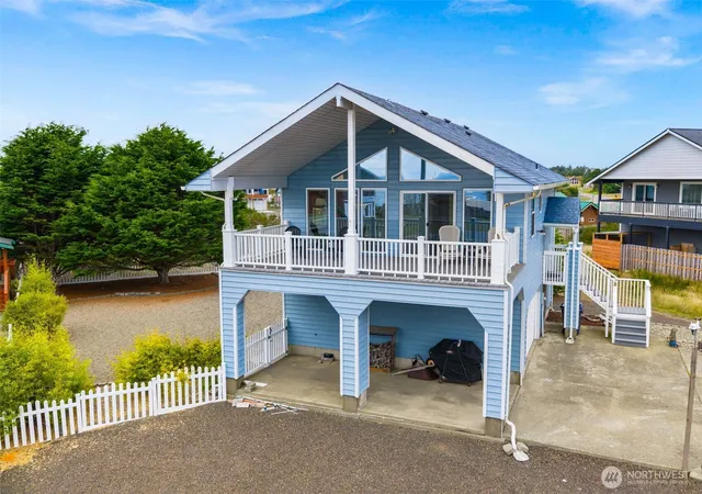 Photo 3 of Single family home for sale at 320 Marina Ct, Ocean Shores, WA 98569 | MLS# NWM2582740 | Listing updated on 2026-10-15