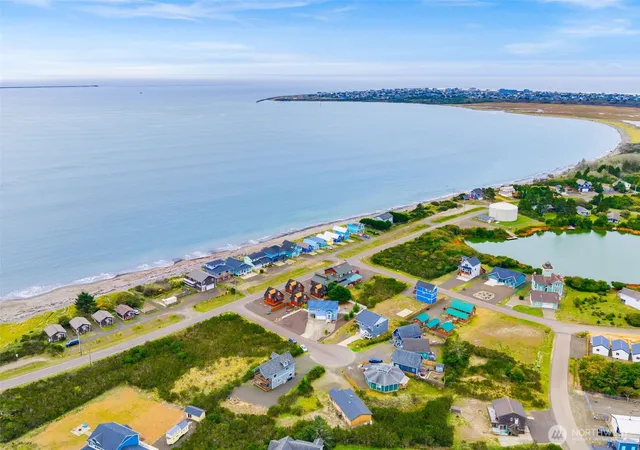 Photo 4 of Single family home for sale at 320 Marina Ct, Ocean Shores, WA 98569 | MLS# NWM2582740 | Listing updated on 2026-10-15