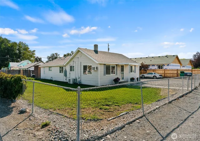Photo 2 of Sale Pending at 709 N 28th Avenue, Yakima, WA 98902 | MLS# NWM2582741 | Listing updated on 2026-10-02
