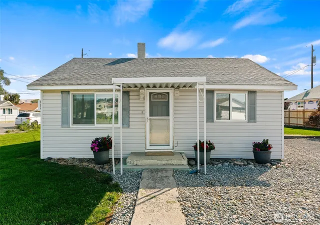 Photo 3 of Sale Pending at 709 N 28th Avenue, Yakima, WA 98902 | MLS# NWM2582741 | Listing updated on 2026-10-02