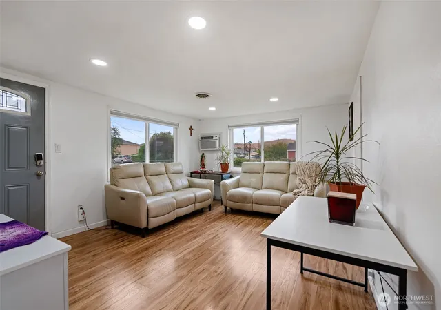 Photo 3 of Sale Pending at 709 N 28th Avenue, Yakima, WA 98902 | MLS# NWM2582741 | Listing updated on 2026-10-02