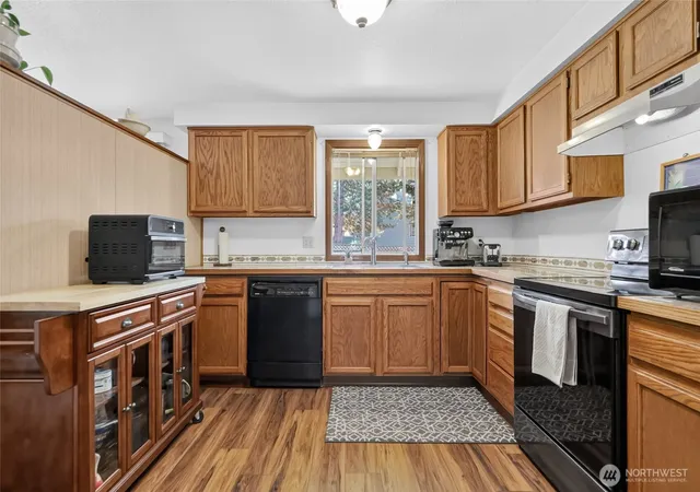Photo 3 of Sale Pending at 219 S 316th Place, Federal Way, WA 98003 | MLS# NWM2582776 | Listing updated on 2026-09-26