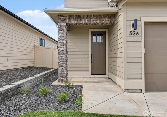 Photo 3 of Single family home for sale at 526 S Oasis Loop, East Wenatchee, WA 98802 | MLS# NWM2582808 | Listing updated on 2026-09-30