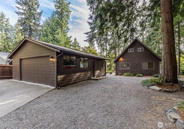 Photo 3 of Single family home for sale at 4908 W Tapps Dr E, Lake Tapps, WA 98391 | MLS# NWM2582811 | Listing updated on 2026-09-27