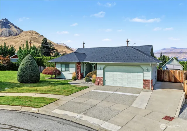 Photo 1 of Sale Pending at 1716 Windsor Ct, Wenatchee, WA 98801 | MLS# NWM2582910 | Listing updated on 2026-09-22