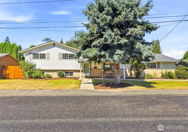 Photo 1 of Single family home for sale at 129 Christina Dr, Sumner, WA 98390 | MLS# NWM2582911 | Listing updated on 2026-09-29