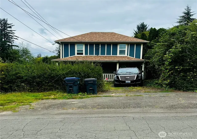 Single family home for sale at 1100 Hayes St, Aberdeen, WA 98520 | MLS# NWM2582914