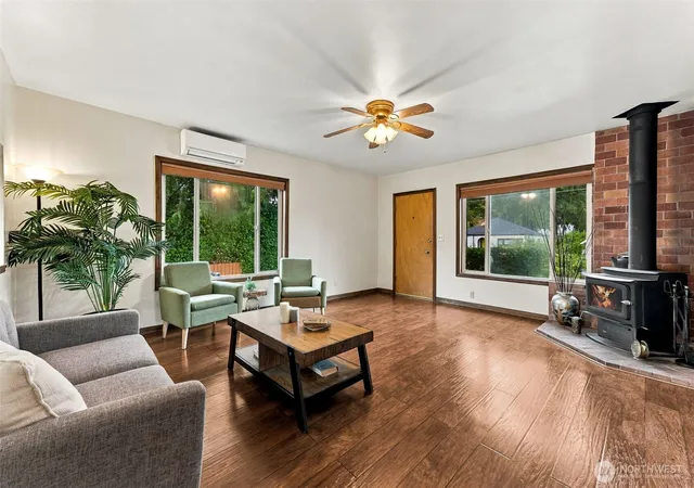Photo 3 of Sale Pending at 1140 N Cambrian Ave, Bremerton, WA 98312 | MLS# NWM2582948 | Listing updated on 2026-09-29