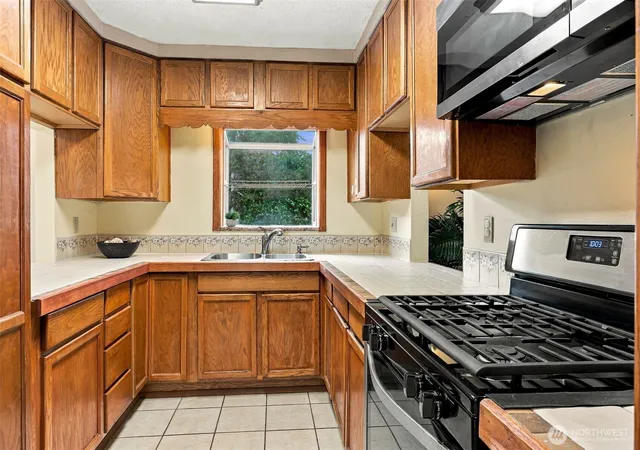 Photo 4 of Sale Pending at 1140 N Cambrian Ave, Bremerton, WA 98312 | MLS# NWM2582948 | Listing updated on 2026-09-29