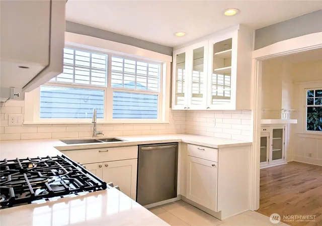 Photo 3 of Single family home for sale at 1713 33rd Avenue, Seattle, WA 98122 | MLS# NWM2582953 | Listing updated on 2026-09-29