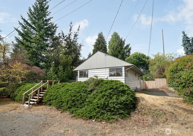 Photo 2 of Single family home for sale at 10915 N Park Ave, Seattle, WA 98133 | MLS# NWM2582955 | Listing updated on 2026-09-21