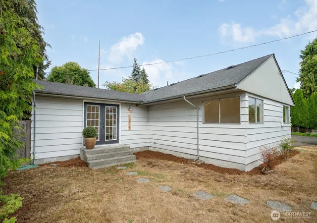 Photo 3 of Single family home for sale at 10915 N Park Ave, Seattle, WA 98133 | MLS# NWM2582955 | Listing updated on 2026-09-21