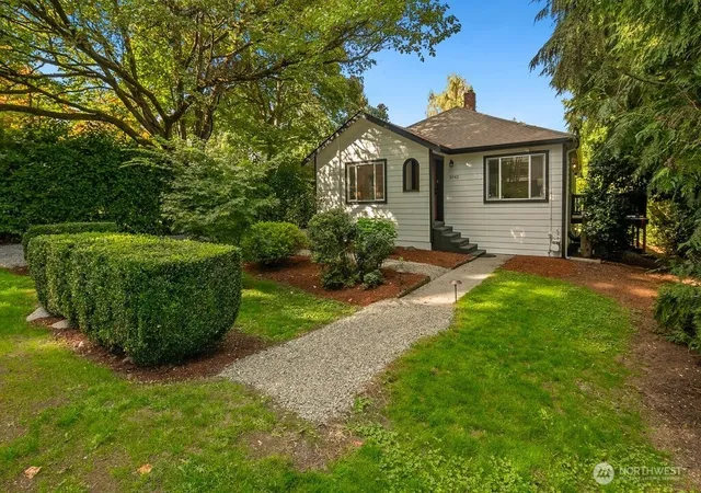 Photo 1 of Single family home for sale at 3042 Ne 94th Street, Seattle, WA 98115 | MLS# NWM2582960 | Listing updated on 2026-09-28