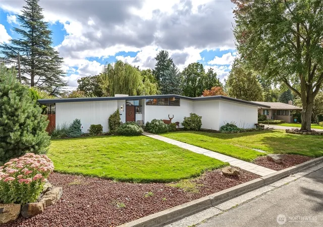 Photo 3 of Single family home for sale at 1719 Center St, Walla Walla, WA 99362 | MLS# NWM2582973 | Listing updated on 2026-09-26