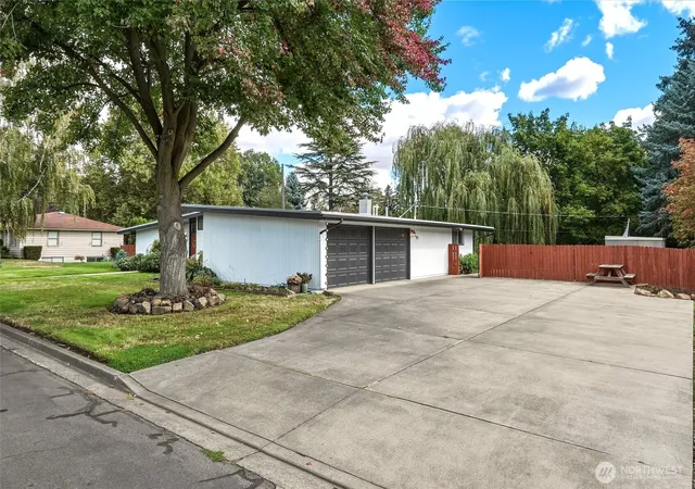 Photo 3 of Single family home for sale at 1719 Center St, Walla Walla, WA 99362 | MLS# NWM2582973 | Listing updated on 2026-09-26
