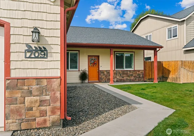 Photo 2 of Single family home for sale at 709 S Cypress Ct, Ellensburg, WA 98926 | MLS# NWM2582991 | Listing updated on 2026-09-30