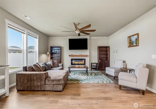 Photo 3 of Single family home for sale at 707 I St NE, Quincy, WA 98848 | MLS# NWM2583025 | Listing updated on 2026-09-17