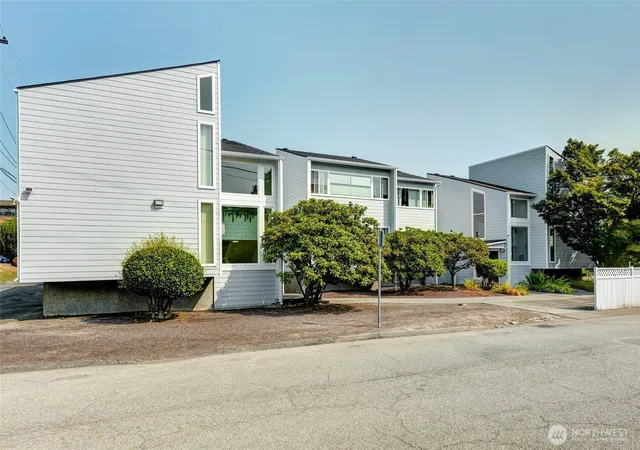 Photo 3 of Multi family home for sale at 4230 Hoyt Ave, Everett, WA 98203 | MLS# NWM2583030 | Listing updated on 2026-09-22