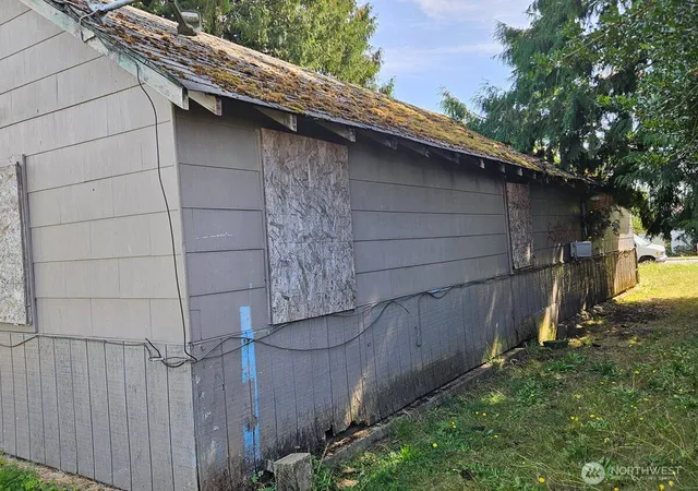 Photo 3 of Single family home for sale at 911 Miller St, Kelso, WA 98626 | MLS# NWM2583035 | Listing updated on 2026-09-25