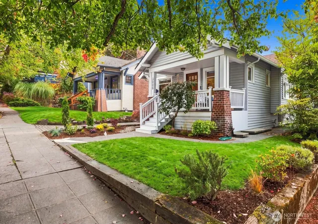 Photo 3 of Sale Pending at 3005 E Union St, Seattle, WA 98122 | MLS# NWM2583084 | Listing updated on 2026-09-30
