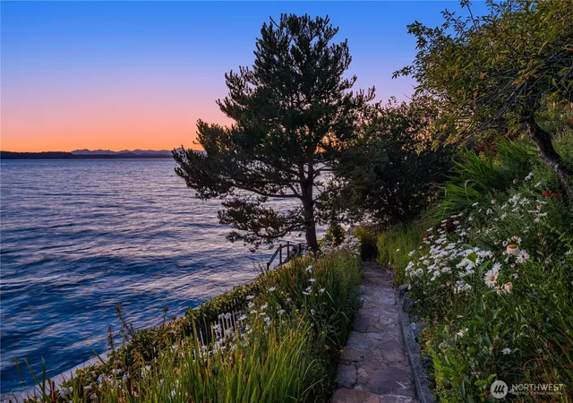 Photo 3 of Single family home for sale at 10411 Maplewood Pl Sw, Seattle, WA 98146 | MLS# NWM2583118 | Listing updated on 2026-10-15