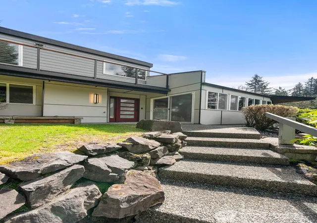 Photo 3 of Single family home for sale at 4830 88th Place Se, Mercer Island, WA 98040 | MLS# NWM2583136 | Listing updated on 2026-09-17
