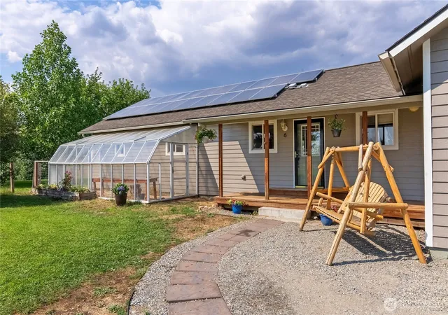 Photo 3 of Single family home for sale at 6 Peacock Ln, Omak, WA 98841 | MLS# NWM2583166 | Listing updated on 2026-09-17