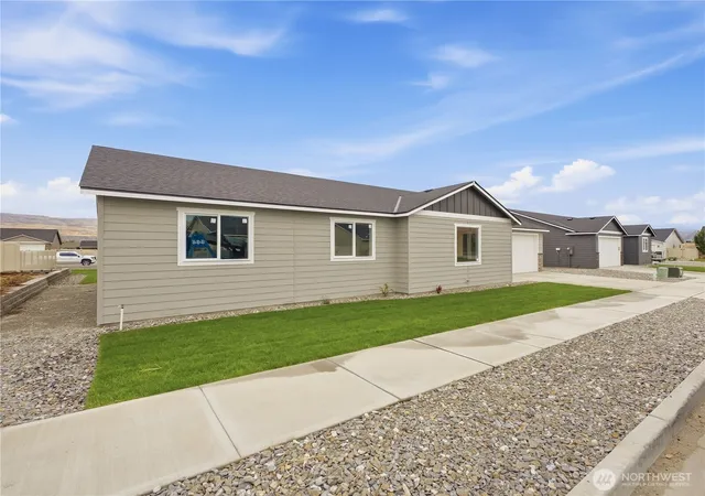 Photo 2 of Single family home for sale at 201 Salmon Dr, Wenatchee, WA 98801 | MLS# NWM2583222 | Listing updated on 2026-09-29