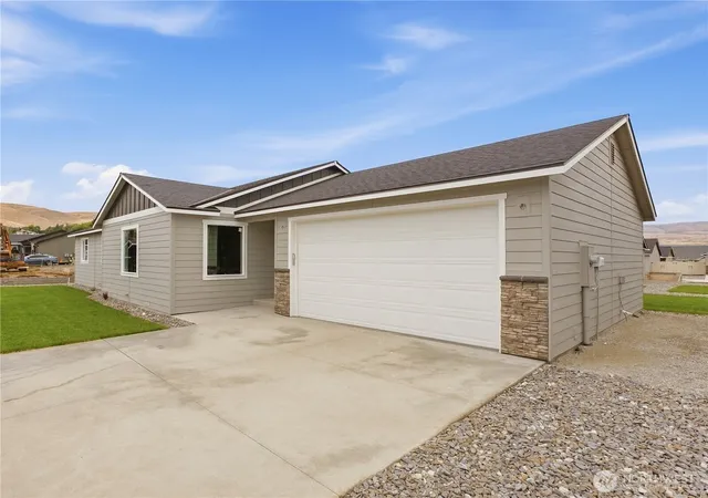 Photo 3 of Single family home for sale at 201 Salmon Dr, Wenatchee, WA 98801 | MLS# NWM2583222 | Listing updated on 2026-09-29