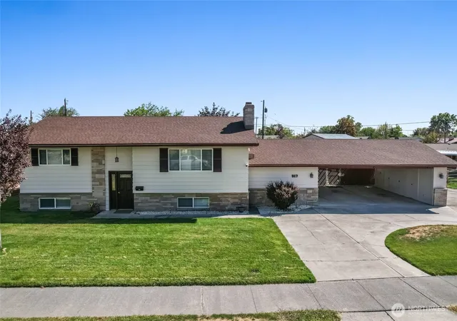 Photo 1 of Single family home for sale at 917 S Dahlia Dr, Moses Lake, WA 98837 | MLS# NWM2583226 | Listing updated on 2026-09-29