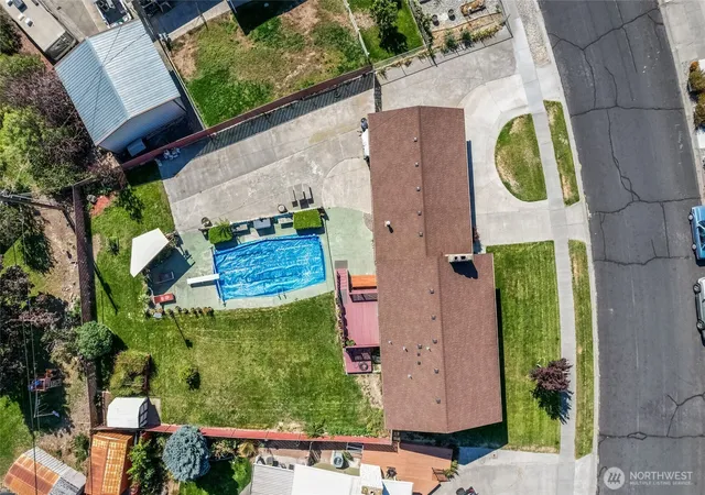 Photo 2 of Single family home for sale at 917 S Dahlia Dr, Moses Lake, WA 98837 | MLS# NWM2583226 | Listing updated on 2026-09-29
