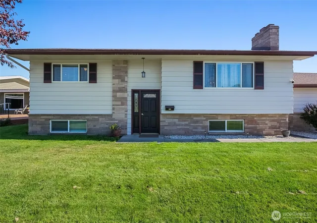 Photo 3 of Single family home for sale at 917 S Dahlia Dr, Moses Lake, WA 98837 | MLS# NWM2583226 | Listing updated on 2026-09-29