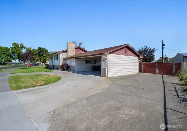 Photo 4 of Single family home for sale at 917 S Dahlia Dr, Moses Lake, WA 98837 | MLS# NWM2583226 | Listing updated on 2026-09-29