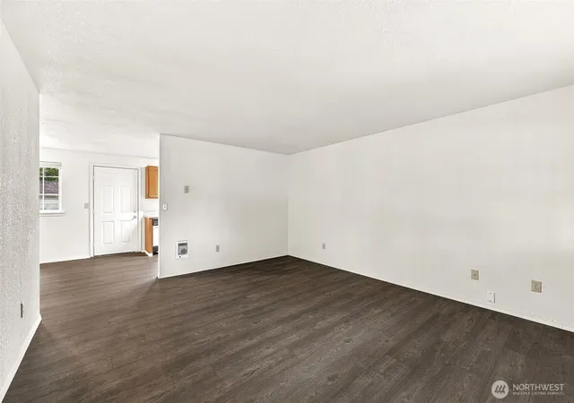 Photo 3 of Single family home for sale at 912 Marion St, Centralia, WA 98531 | MLS# NWM2583228 | Listing updated on 2026-10-02