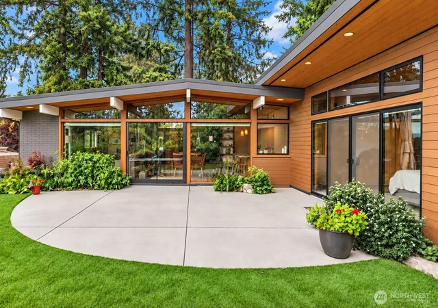 Photo 3 of Sale Pending at 7529 Se 40th Street, Mercer Island, WA 98040 | MLS# NWM2583255 | Listing updated on 2026-09-18