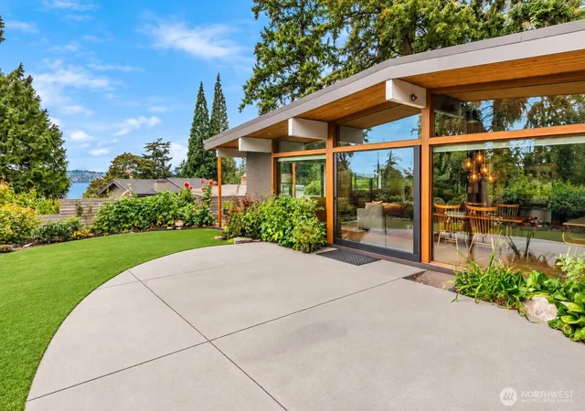 Photo 3 of Sale Pending at 7529 SE 40th Street, Mercer Island, WA 98040 | MLS# NWM2583255 | Listing updated on 2026-09-18