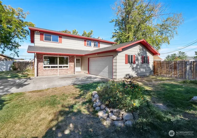 Photo 1 of Sale Pending at 1141 E Hill Pl, Moses Lake, WA 98837 | MLS# NWM2583256 | Listing updated on 2026-10-01
