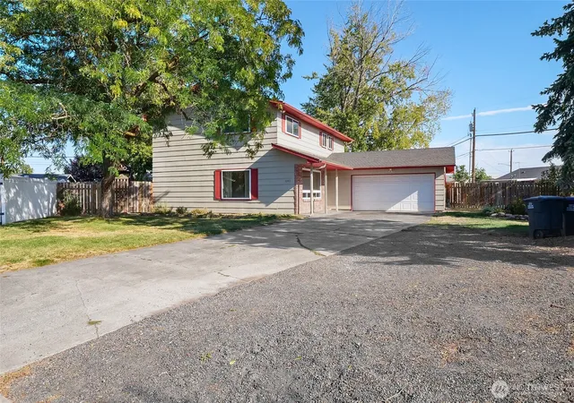 Photo 3 of Sale Pending at 1141 E Hill Pl, Moses Lake, WA 98837 | MLS# NWM2583256 | Listing updated on 2026-10-01